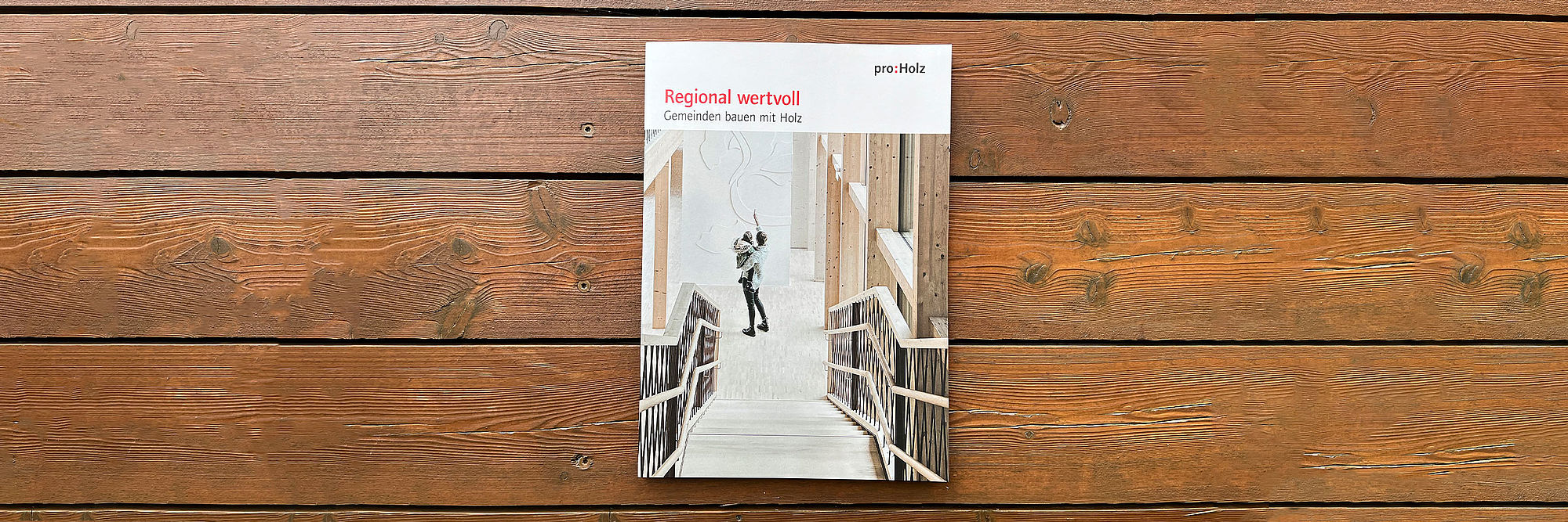 Foto der Broschüre "Regional wertcoll. Gemeinden bauen mit Holz"
