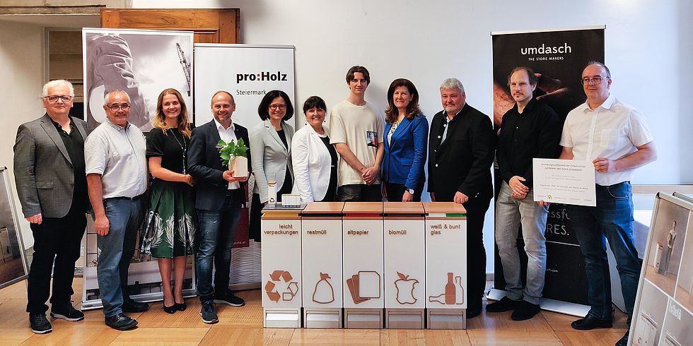 Mülltrennsystem TAHA mit dem Designer und Vertretern von proHolz Steiermark, Steirischer Volkspartei, Ortweinschule und umdasch The Store Makers