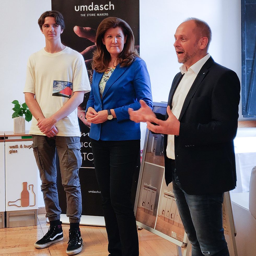 Christian Hammer spricht bei der Einweihungsfeier des neuen Mülltrennsystems im ÖVP-Landtagsklub